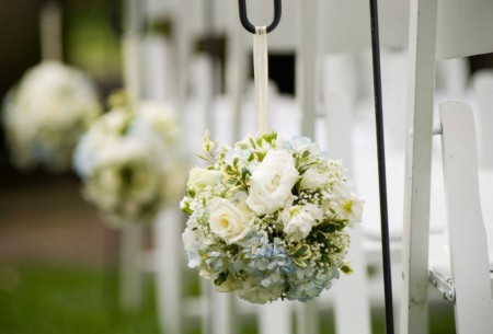 Esferas de rosas blancas